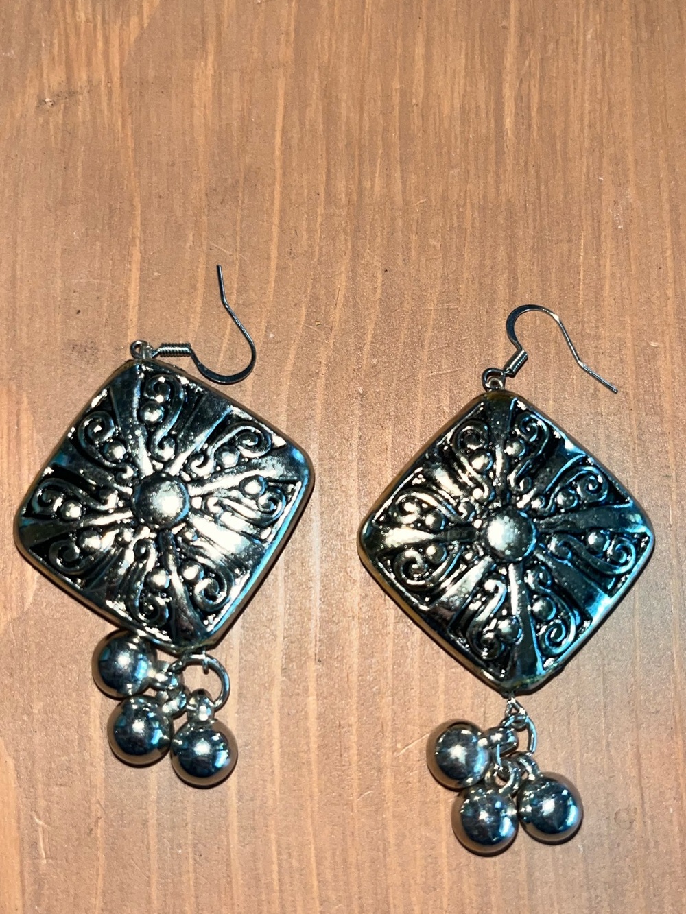 Silver tone larger fun fashion earrings metallic like new lightweight silver fun